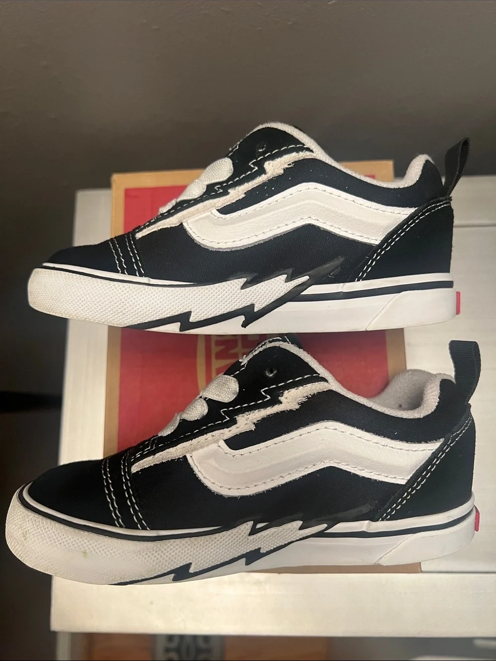 Vans Knu Skool Elastic Lace Bolt. Black and white. Toddler size 10